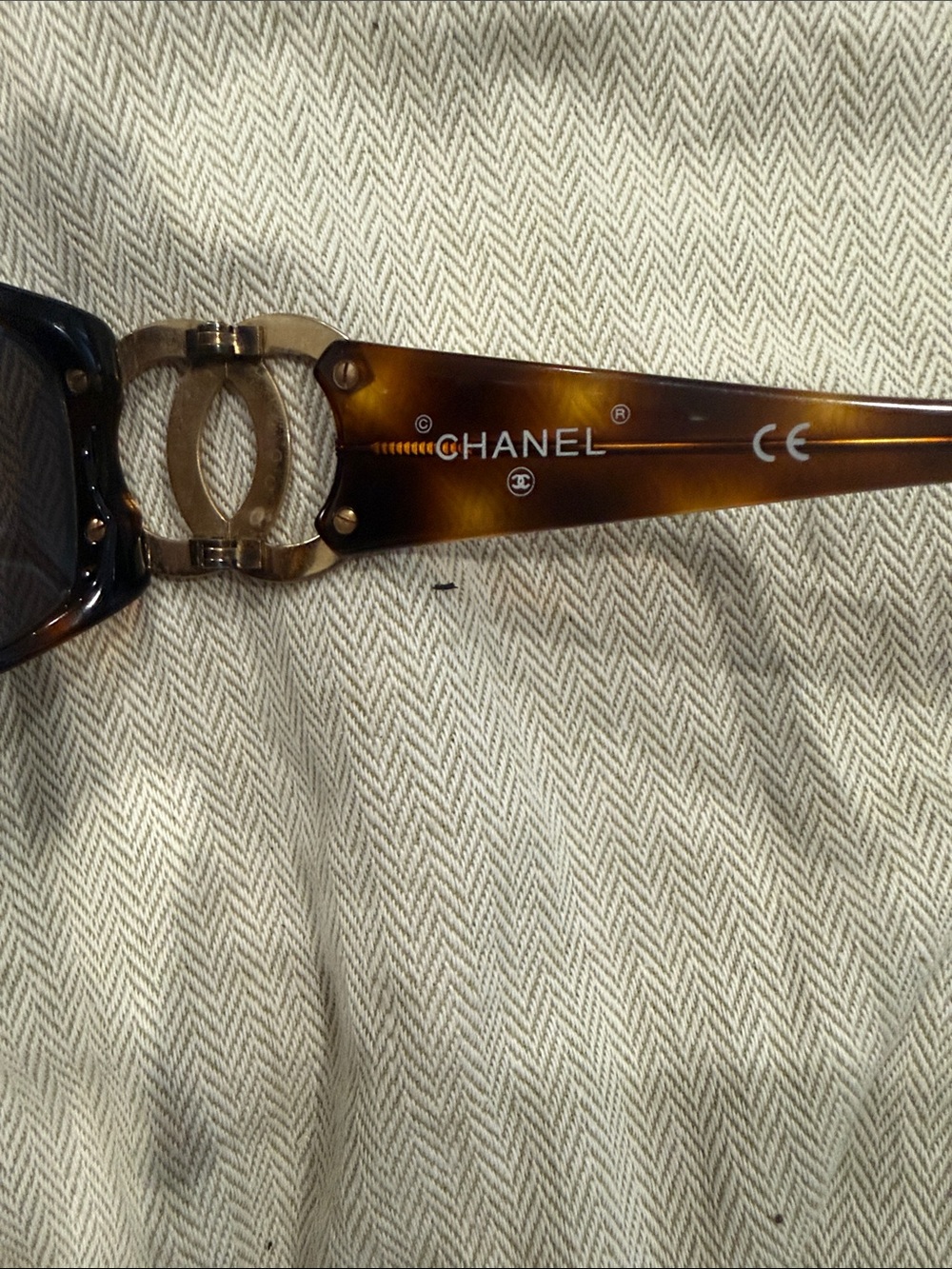 CHANEL Tortoise Frame Sunglasses with Gold CC Emblem - Picture 6 of 6
